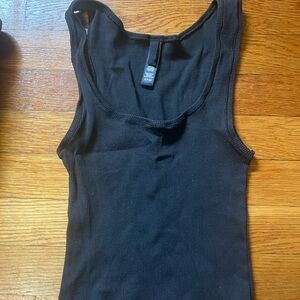 Skims fits everyone black tank